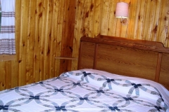 queen-bed-cabin-18-cs