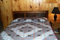 queen-bed2-cabin-5-cs